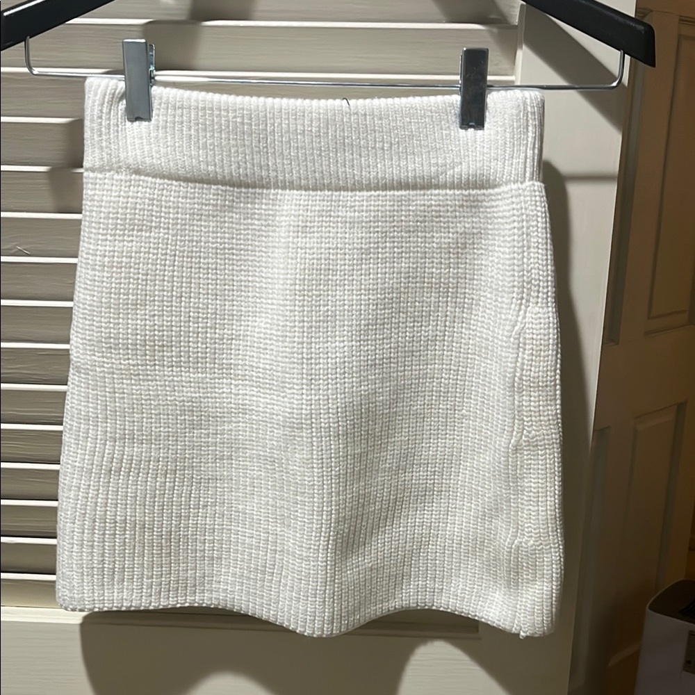 Elegant White Knit Skirt